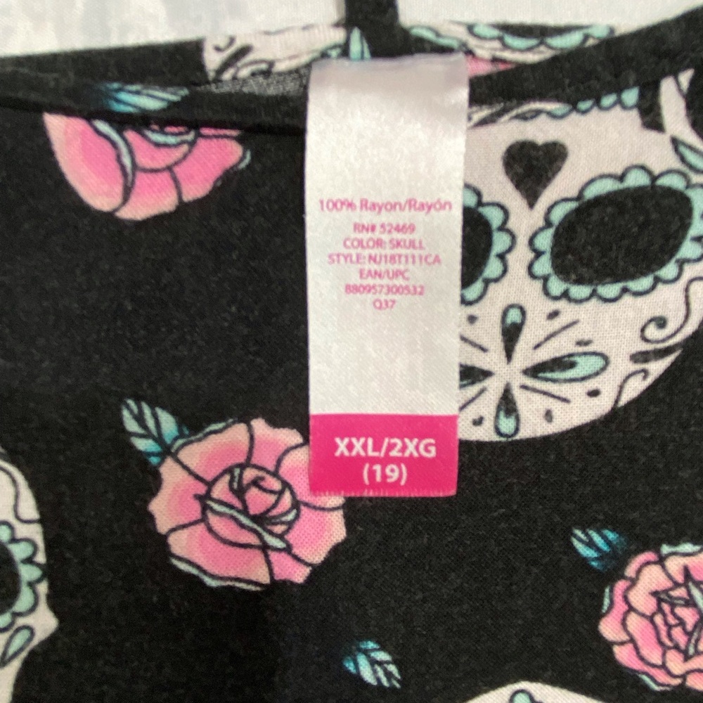 Plus Skull & Roses Tank - Picture 5 of 6
